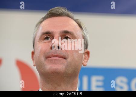 Wien, Österreich. 12. Dezember 2019. Der Vorsitzende der FPÖ (Freiheitspartei Österreich), Norbert Hofer, hält eine Pressekonferenz über die Trennung von drei FPÖ-Mandaten und die Neugründung der "Allianz für Österreich (ADÖ)". Kredit: Franz Perc / Alamy Live News Stockfoto