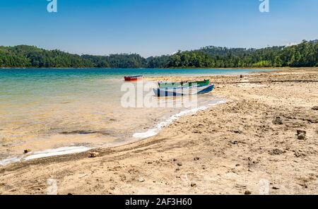 Bunt bemalte Boote am Strand in Montebello Lakes National Park (Parque Nacional Lagunas de Montebello) in Chiapas, Mexiko, in der Nähe der Grenze zu Guatemala Stockfoto