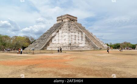 Touristen bewundern Tempel des Kukulcan ("El Castillo") Maya Pyramide in Chichen Itza, Yucatan, Mexiko. Stockfoto