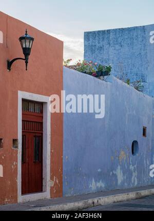 Orange und Blau, bunten kolonialen Häuserfassaden in Tulum, Yucatan, Mexiko. Stockfoto