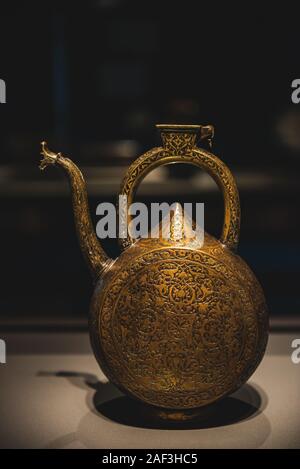 Doha, Katar - 31. Juli 2019: Eine antike Vase auf Anzeige an das Museum für Islamische Kunst in Doha, Katar. Stockfoto