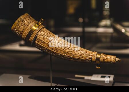 Doha, Katar - Juli 31, 2019: Ein altes Horn auf Anzeige an das Museum für Islamische Kunst in Doha, Katar. Stockfoto