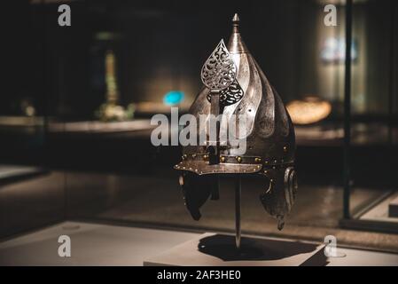 Doha, Katar - 31. Juli 2019: einem alten Helm auf Anzeige an das Museum für Islamische Kunst in Doha, Katar. Stockfoto