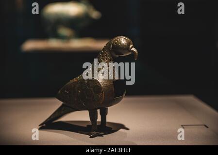 Doha, Katar - 31. Juli 2019: eine alte Metall Skulptur einer Taube auf Anzeige an das Museum für Islamische Kunst in Doha, Katar. Stockfoto