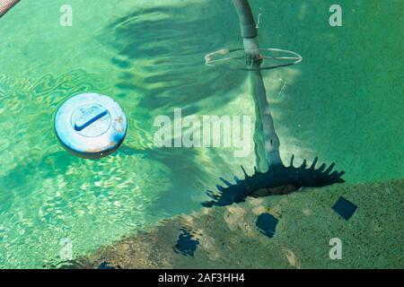 Versenkt Automatische Pool Cleaner bei der Arbeit. Stockfoto