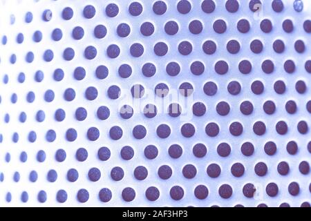 Lila Punkte auf weißem Hintergrund in der Perspektive, perforiertes Blech in Perspektive, abstrakte Muster von Kreisen in Perspektive, Blech mit Stockfoto