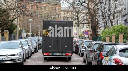 Halle, Deutschland. 11 Dez, 2019. Die Lieferung der Fahrzeuge, die von der UPS steht in der zweiten Zeile in einer engen Straße in der Paulus Bezirk. Kredite: Jan Woitas/dpa-Zentralbild/ZB/dpa/Alamy leben Nachrichten Stockfoto