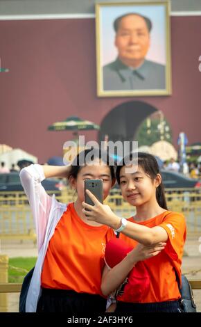 Die schulkinder unter selfies auf Entdeckungsreise, der Platz des Himmlischen Friedens und der Verbotenen Stadt, Peking, China Stockfoto