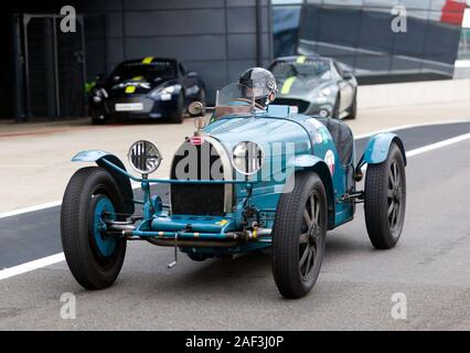 Martin Halusa fahren ein Blau, 1927, Bugatti 35 C/B, in der Boxengasse bei der Silverstone Classic 2019 Stockfoto