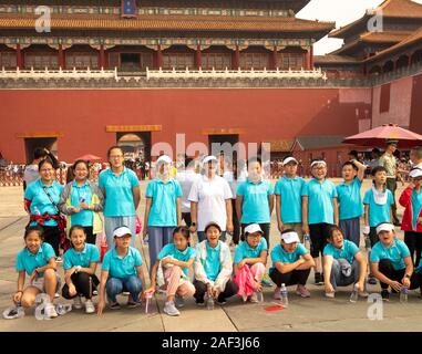 Schüler als gedenkmünzen Foto auf Entdeckungsreise, der Platz des Himmlischen Friedens und der Verbotenen Stadt, Peking, China posing Stockfoto