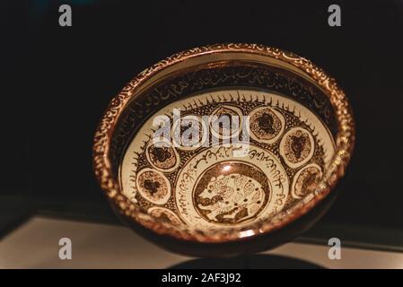 Doha, Katar - 31. Juli 2019: Eine antike Keramik Schüssel auf Anzeige an das Museum für Islamische Kunst in Doha, Katar. Stockfoto