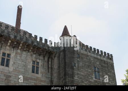 Guimaraes, Portugal - 10. Mai 2018: die architektonischen Details des Palastes der Herzöge von Braganza neben dem Schloss von Guimaraes, dass Touristen den Besuch auf Stockfoto