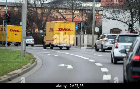 Halle, Deutschland. 11 Dez, 2019. Lieferung Fahrzeuge von DHL fahren Sie durch die Stadt. DHL erwartet einen neuen Datensatz Anzahl der Pakete für die Tage vor Weihnachten. 11 Millionen Pakete pro Tag erwartet, wobei der Jahresdurchschnitt liegt bei 5 Millionen pro Tag. In Halle in der Weihnachtszeit bedeutet 52.000 Parzellen, die von 90 Lieferung Personal jede Woche an den vorderen Türen geliefert werden. Kredite: Jan Woitas/dpa-Zentralbild/ZB/dpa/Alamy leben Nachrichten Stockfoto