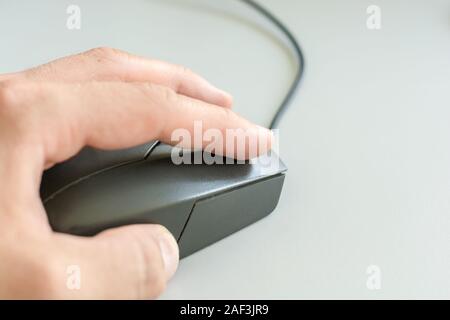 Computermaus mit Kabel auf weißem Schreibtisch Stockfoto