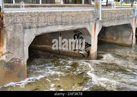 Fließendes Wasser unter Wright's Creek Bridge, weiße Flecken, Bribie Island, Queensland, Australien Stockfoto