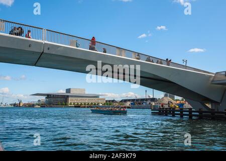 Kopenhagen Brücke, Blick über den Hafen von Kopenhagen die Inderhavnsbroen Radfahren und Wandern Brücke Nyhavn Verknüpfung mit Christiania, Dänemark. Stockfoto