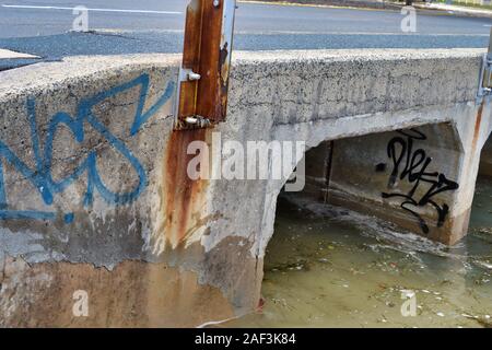 Fließendes Wasser unter Wright's Creek Bridge, weiße Flecken, Bribie Island, Queensland, Australien Stockfoto