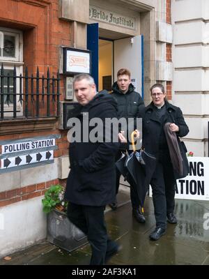 London, Großbritannien. Donnerstag, 12 Dezember, 2019. Die Wähler im Wahllokal von St Braut in Central London. Foto: Roger Garfield/Alamy leben Nachrichten Stockfoto