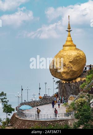 Kyaiktiyo Pagode, Mon, Myanmar (Birma) - Februar 06, 2018: Pilger Spaziergang rund um den "Tempel Golden Rock'auf die Spitze des Mt. Kyaiktio. Stockfoto