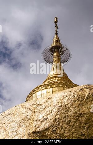 Vergoldeten stupa pn oben in der Goldenen Felsen Tempel am Mt. Kyaiktiyo, Myanmar Stockfoto