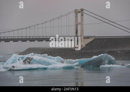 Brücke über die gletscherlagune Jokulsa Loni im Süden Islands Stockfoto