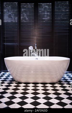 Großer Badewanne im Luxus Hotel Stockfoto