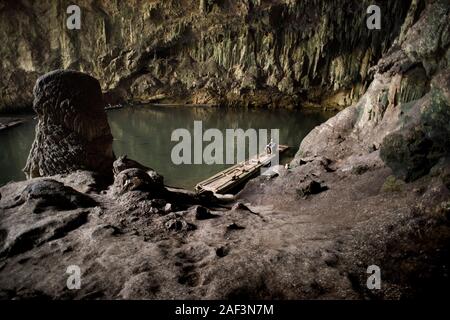 Ein bootsmann auf der Innenseite der Tham Lot Höhle, Pang Mapha, Pai, Thailand. Stockfoto