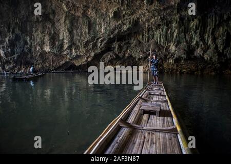 Ein bootsmann auf der Innenseite der Tham Lot Höhle, Pang Mapha, Pai, Thailand. Stockfoto