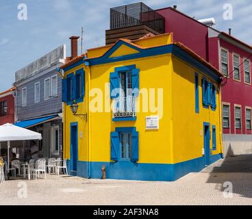 Aveiro, Portugal - 19 August 2019: Cafés und Bars entlang des Kanals in Aveiro Stockfoto