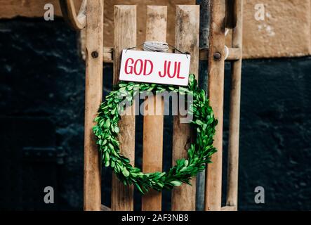 Frohe Weihnachten, Gott Jul, auf einer alten Woden Schlitten in Schweden Stockfoto