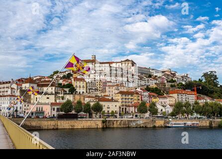 Coimbra, Portugal - 19 August 2019: Universität von Coimbra auf einem Hügel über der Stadt von Santa Clara Brücke Stockfoto