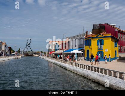 Aveiro, Portugal - 19 August 2019: Cafés und Bars entlang des Kanals in Aveiro Stockfoto