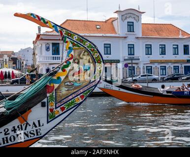 Aveiro, Portugal - 19 August 2019: Risque Malereien am Ruder der touristischen Boote auf Aveiro Kanäle Stockfoto