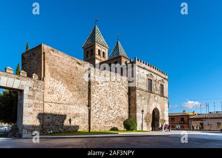 Toledo, Spanien - Dezember 6, 2019: Der neue Bisagra Tor in der Stadtmauer. Anzeigen gegen den blauen Himmel. Es wurde von Alonso de Covarrubias konzipiert Stockfoto