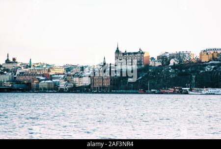 Blick auf die Stadt Stockholm in Schweden, die unter dem Schnee im Winter Stockfoto