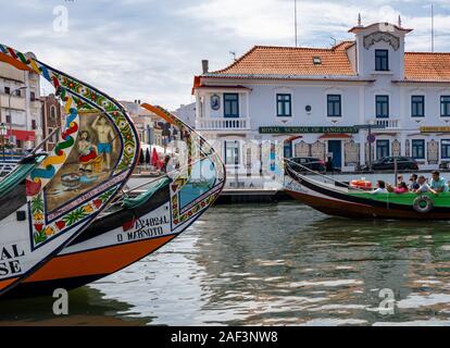 Aveiro, Portugal - 19 August 2019: Risque Malereien am Ruder der touristischen Boote auf Aveiro Kanäle Stockfoto