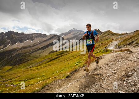 Berg Racers, die die Ultra Tour du Mont Blanc ein Berg Marathon mit einer Entfernung von 166 km, mit einem Höhenunterschied von rund 9.600 m. Stockfoto