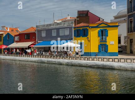 Aveiro, Portugal - 19 August 2019: Cafés und Bars entlang des Kanals in Aveiro Stockfoto