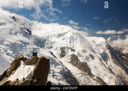 Mont Blanc von der Aiguille Du Midi über Chamonix, Frankreich mit Bergsteiger auf der Cosmiques Arete. Stockfoto