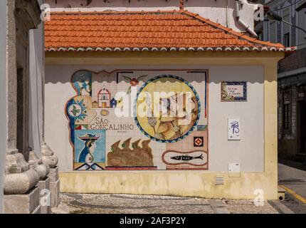 Aveiro, Portugal - 19 August 2019: Azulejo Wandbild an der Außenseite der Kapelle von Sao Goncalinho Stockfoto