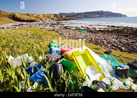 Kunststoff-Müll angespült im Singing Sands an der Westküste der Insel Eigg, Schottland, UK. Stockfoto