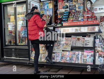Belgrad, Serbien, 26.11.2019: Street Scene mit einer Frau einkaufen bei einem Magazin und Kiosk Stockfoto