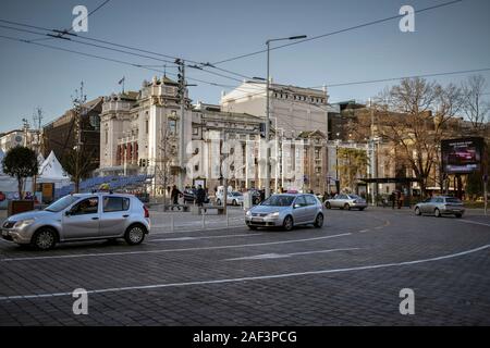 Belgrad, Serbien, 26.11.2019: Verkehr rund um den Platz der Republik mit dem Nationaltheater im Hintergrund Stockfoto