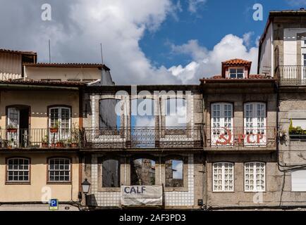 Guimaraes, Portugal - 18 August 2019: Zeichen für Portugiesische Kommunistische Partei oder PCP auf altes Haus in Guimaraes Stockfoto