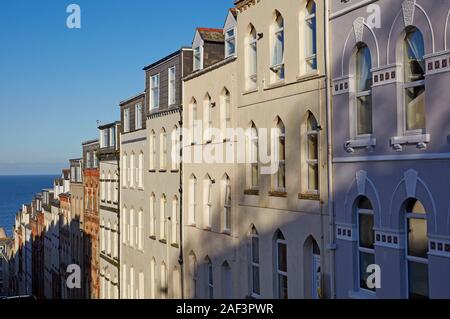 Erhöhte Blick hinunter auf Reihenhäuser in Ilfracombe, Devon, UK suchen Stockfoto