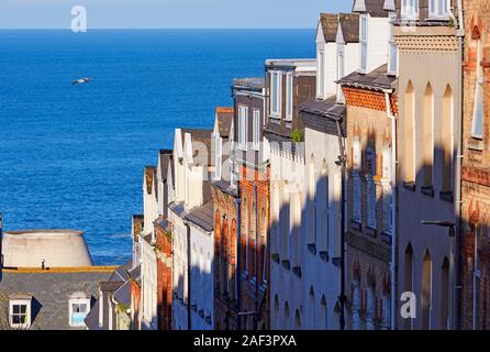 Erhöhte Blick hinunter auf Reihenhäuser in Ilfracombe, Devon, UK suchen Stockfoto