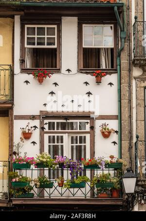 Guimaraes, Portugal - 18 August 2019: Traditionelles Haus mit Blumen auf dem Hauptplatz in Guimaraes Stockfoto