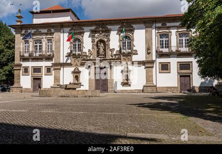 Guimaraes, Portugal - 18 August 2019: Innenhof und Fassade der Stadt oder das Rathaus von Guimaraes in Nordportugal Stockfoto
