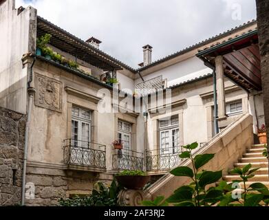 Guimaraes, Portugal - 18 August 2019: Traditionelle Häuser mit Blick auf den Hauptplatz in Guimaraes Stockfoto