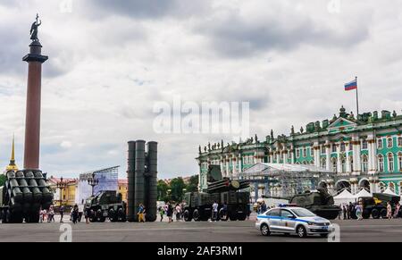 Russische militärische Ausrüstung in der Nähe der Eremitage. Militärparade zu Ehren der russischen Marine 2019. St. Petersburg, Russland. Stockfoto